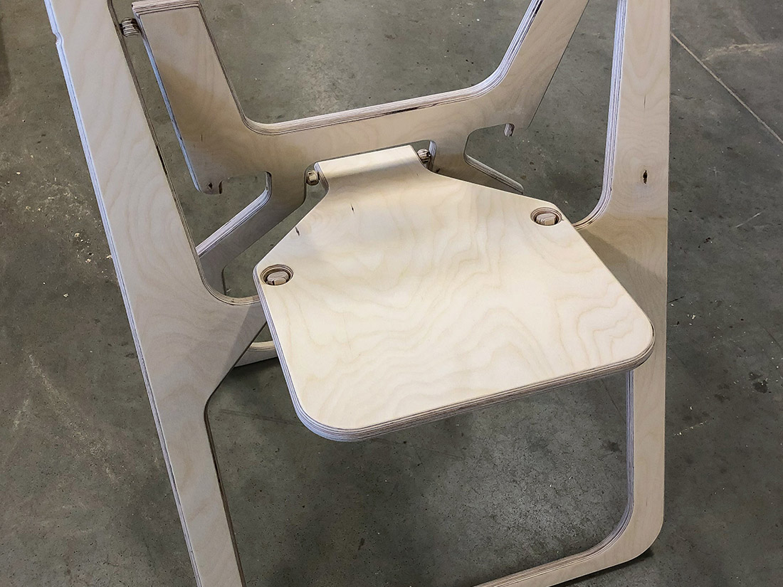 Prototyp židle. Designový prvek do jakéhokoliv interiéru ať už bojujete s místem nebo ne.